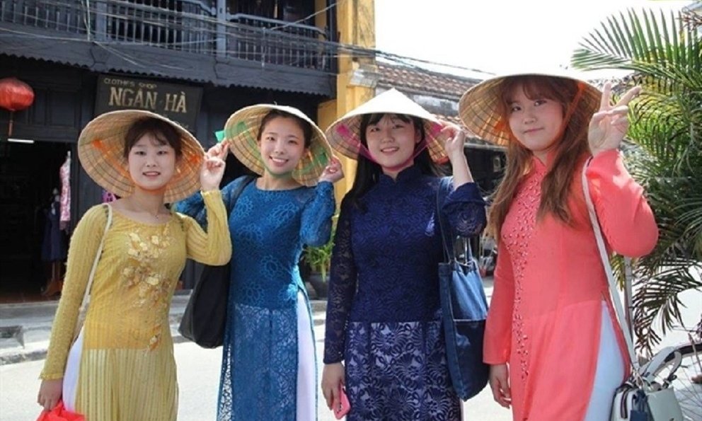 Khách Hàn tới Huế tham quan và trải nghiệm du lịch 